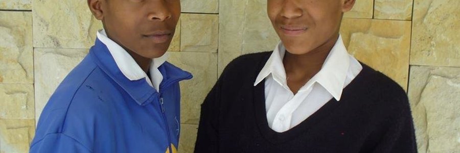 Baie geluk aan German Lewis (links) en Edward Goliath (regs) wat in die WP Landloop-span opgeneem is. Hulle neem op 2 en 3 Oktober 2015 aan die SASA landlope toernooi te Oos-Londen deel. Ons wens hulle baie sterkte toe en weet dat hulle ons skool se naam sommer nog baie hoog gaan hou. Enige donasies ten bate van hul onkostes is welkom.